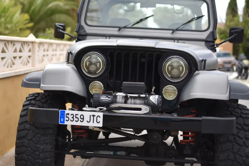 Jeep con matrícula acrílica